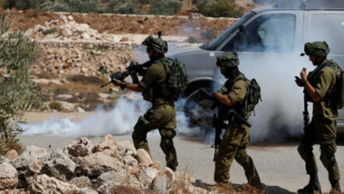 Märtyrertod eines Palästinensers durch Kugeln des zionistischen Feindes östlich von Gaza und Verletzung andere 
