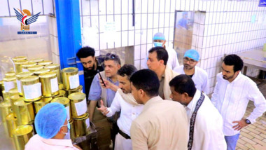 Industrieministerium verteilt Rohstoffe lokaler Mango an Getränke-Fabriken in Hodeidah