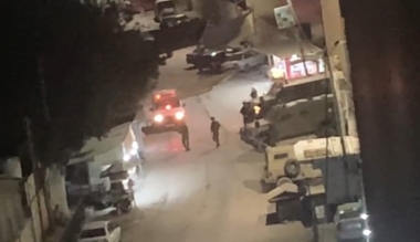 Zionist troops raid Bazaria in Nablus, besiege Ramin