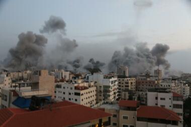 Zionist enemy bombs hundreds of citizens in Gaza as they flee their homes