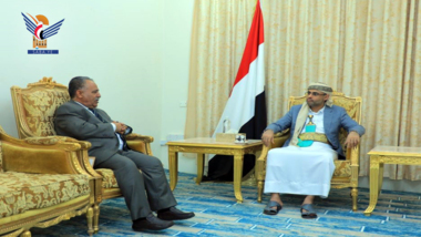 Präsident Al-Mashat trifft den Parlamentssprecher
