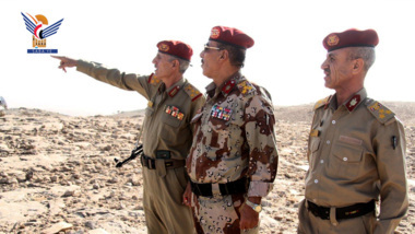 Des chefs militaires visitent al-Moudjahidine à Marib