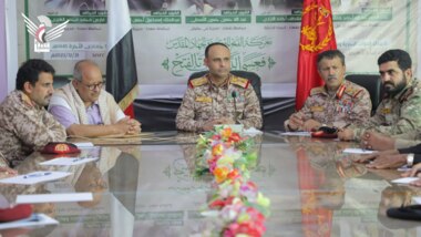 Präsident Al-Mashat leitet ein Treffen mit Militärführern und bestätigt, dass der Amerikaner den Preis für sein Verbrechen an unseren Helden zahlen wird