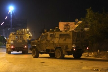 Civilians wounded, arrested as Israeli troops raid WB