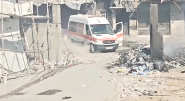 Zionistischer Feind bombardiert einen Krankenwagen vor dem Kamal-Adwan-Krankenhaus
