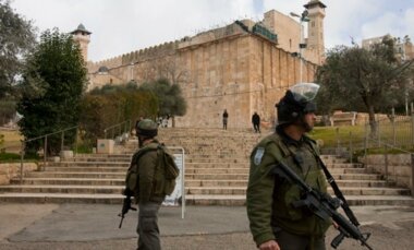 L'ennemi sioniste prend d'assaut la mosquée Ibrahimi et empêche la prière du Maghreb