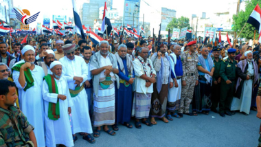 مسيرة جماهيرية حاشدة بالحديدة بذكرى يوم الصمود الوطني