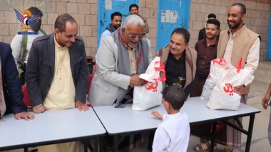 El Ministro de Asuntos Sociales inaugura la distribución de ropa de la fiesta el  Eid a los niños de las familias de mártires, huérfanos y pobres