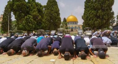 35.000 palestinos realizan la oración del viernes en la mezquita de Al-Aqsa