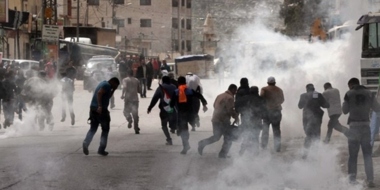 إصابة عدد من الفلسطينيين بالاختناق خلال اقتحام قوات العدو بلدة عناتا في القدس