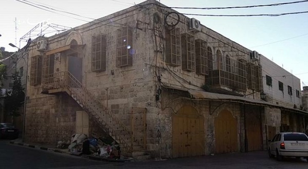 العدو الصهيوني يصادر مبنى في البلدة القديمة بالخليل