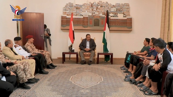 وزير الخارجية وقيادات عسكرية يلتقون طاقم سفينة 