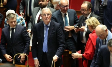 Das französische Parlament beschließt, der Regierung das Vertrauen zu entziehen
