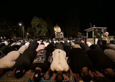 40 mille fidèles accomplissent les prières du soir et de Tarawih à la mosquée Al-Aqsa