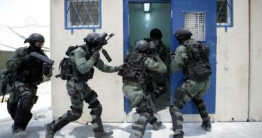 قوات القمع الصهيونية تقتحم سجن 