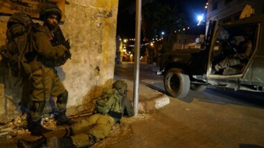 العدو الصهيوني يشن حملة اعتقالات بالضفة والقدس المحتلتين