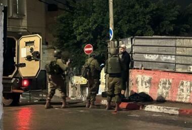 Der zionistische Feind dringt in Tulkarm und sein Lager ein und startet dort Verhaftungs- und Sabotageaktionen