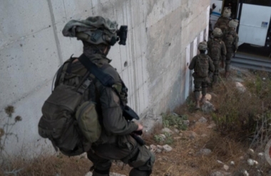 Una mujer palestina resultó herida por balas enemigas y varios palestinos fueron arrestados en Cisjordania