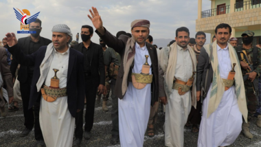 Le président Al-Mashat visite les districts de Sufyan et Khamer dans le gouvernorat d'Amran