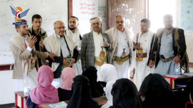 Inspecter les examens du lycée et les activités d'été à Al-Udayn, Ibb