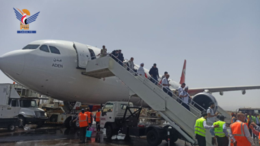 Der vierte Flug kommt am Internationalen Sanaa-Flughafen