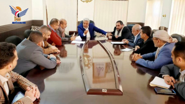Discussion sur les exigences de la loi sur la construction pour les projets d'investissement dans le gouvernorat de Sanaa