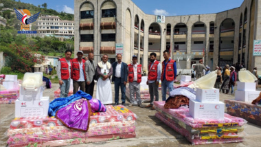 Rote Halbmond in Ibb verteilt Notunterkünfte an die von den Überschwemmungen betroffenen Familien