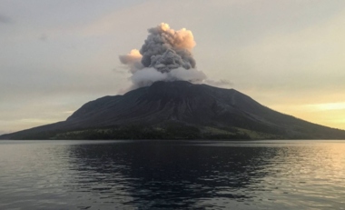 ثوران جديد لبركان روانغ في إندونيسيا