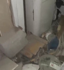 El enemigo israelí hace estallar la casa de un prisionero palestino en Hebrón.