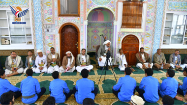 Delegation von Gelehrten unter Leitung des Vorsitzenden des Mobilisierungskomitees besichtigt  Sommersitzung in der Großen Moschee in Sana’a