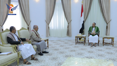 Präsident Al-Mashat trifft sich mit dem obersten politischen Mitglied Al-Noaimi und dem Sekretär des Al-Houri-Rates