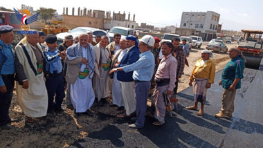 Membre du CPS inspectent les travaux d'asphaltage de la rue Al-Thalatheen à Taiz