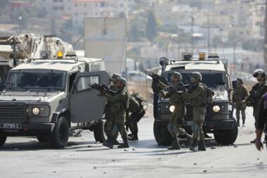 إصابة شابين فلسطينيين برصاص قوات العدو الصهيوني