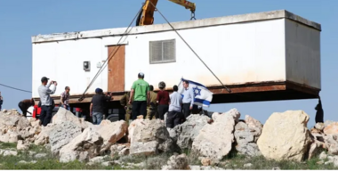 Settlers erect mobile house on Palestinians' lands south Hebron
