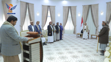 Mehrere Mitglieder des Schura-Rates leisten vor Präsident Al-Mashat den Verfassungseid