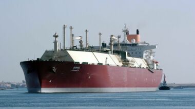 Una persona murió cuando una locomotora se hundió en el Canal de Suez después de chocar con un camión cisterna