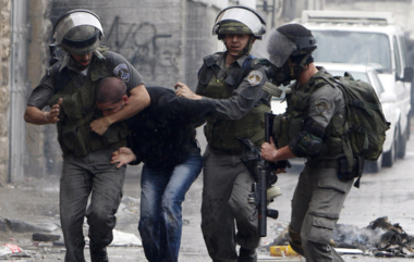 Zionist enemy arrests 15 Palestinians from West Bank, including woman