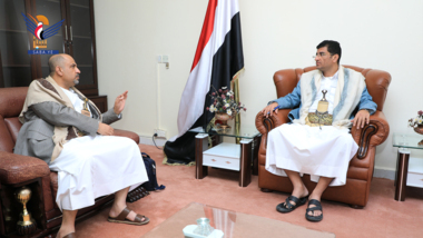 Dr. Abu Lohoum und der Direktor der Electricity Corporation besprechen die letzte Phase des Projekts für erneuerbare Energien in Hodeidah