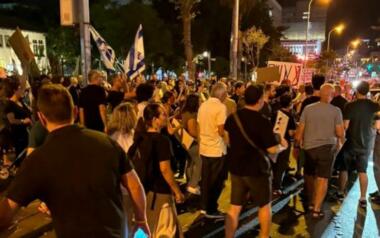 Des milliers des 'israéliens' manifestent devant le siège de la Knesset pour exiger le renversement du gouvernement de Netanyahu