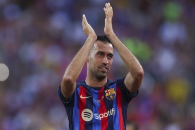 اللاعب بوسكيتس يُعلن رحيله عن برشلونة بنهاية الموسم الحالي