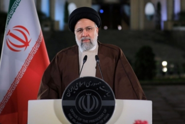 الرئيس الايراني : يوم الجمهورية الاسلامية يجسد ارادة الشعب في تكريس السيادة الدينية 