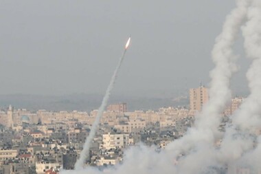 Al-Qassam launches massive missile strikes on Tel Aviv and Ashkelon in response to displacement of civilians