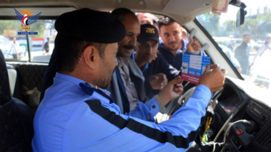 مرور تعز يدشن تركيب البطاقة التعريفية على باصات الأجرة