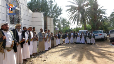 Sa'ada Governor & Shura Council members check on Hussein Al-Ezzi's health