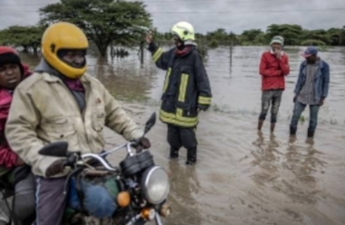 كينيا وتنزانيا تعلنا حالة التأهب مع اقتراب اعصار وسط فيضانات مدمرة