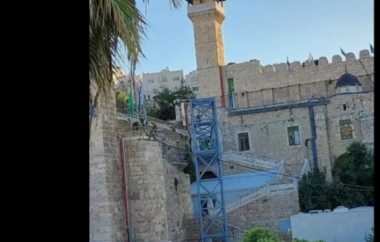 العدو الصهيوني يواصل بناء مصعد كهربائي تهويدي في المسجد الإبراهيمي