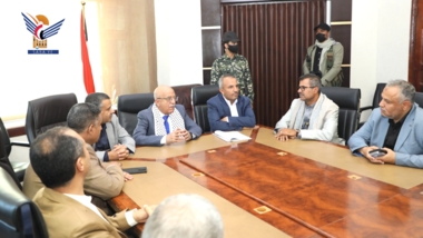 رئيس مجلس الوزراء يطلع على مستوى الانضباط الوظيفي في عدد من الوزارات