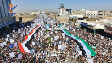 Manifestation massive à Saada sous le slogan « Avec Gaza... jusqu'à la victoire »