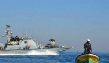 The Zionist enemy navy targets Palestinian fishermen in the Gaza Sea