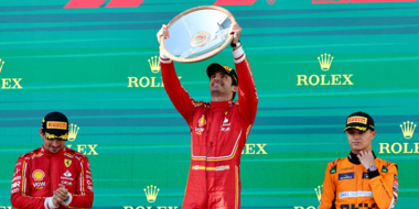 الإسباني ساينز يتوج بلقب بطولة سباق جائزة أستراليا الكبرى للسيارات